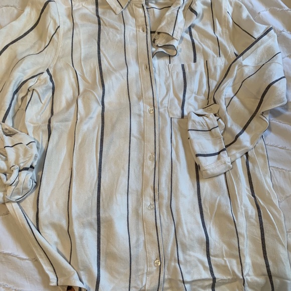 New 💜Soft striped button down - Picture 4 of 6